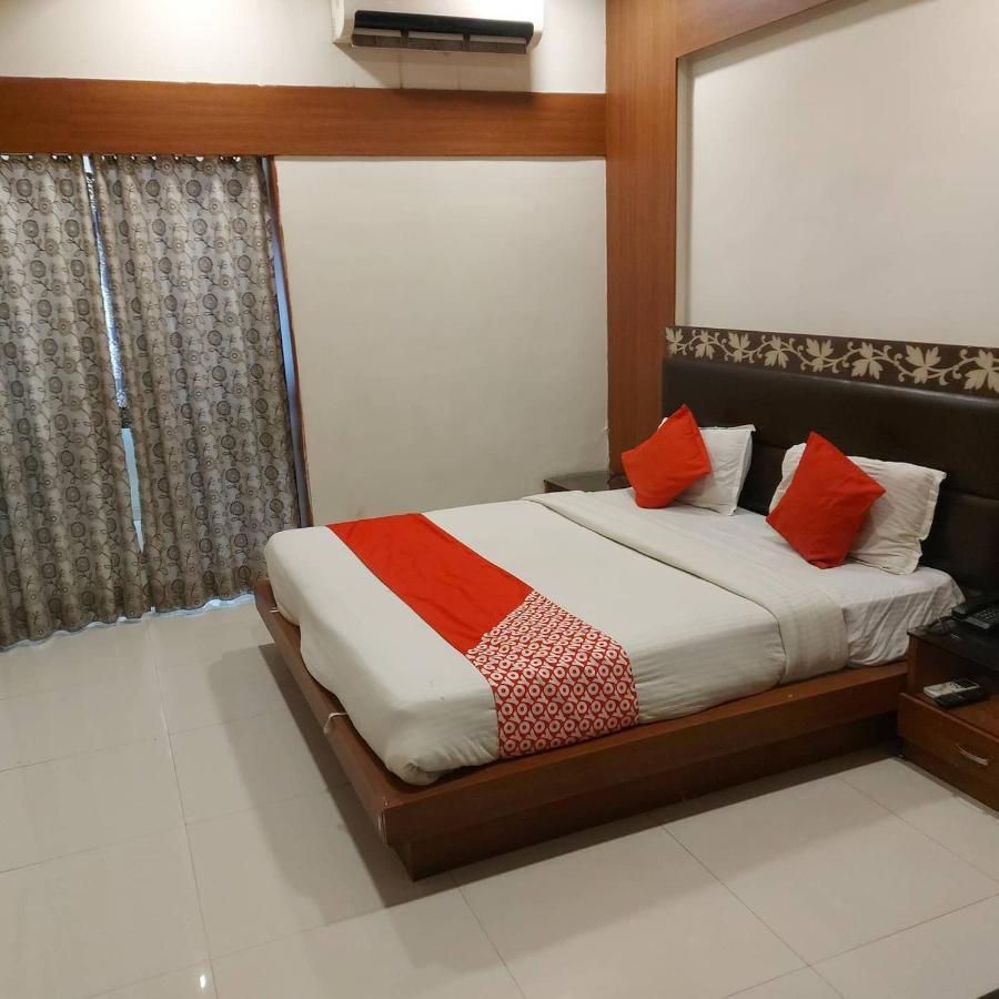 Hotel Shreenath Ahmedabad Eksteriør billede