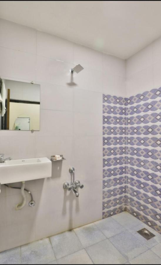 Hotel Shreenath Ahmedabad Eksteriør billede